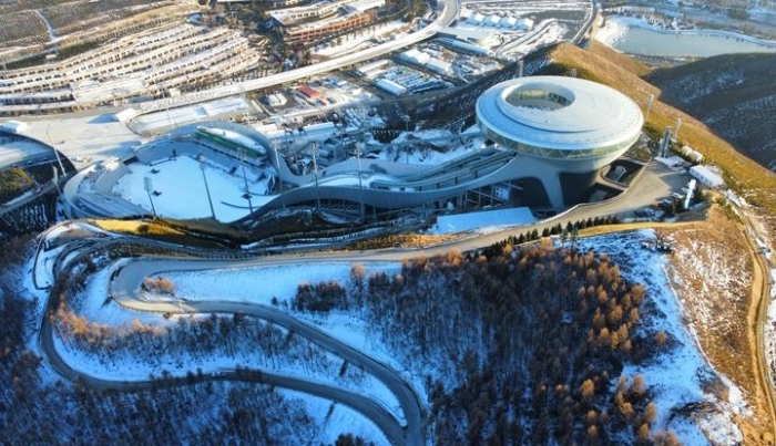 國家跳臺滑雪中心“雪如意”正在進行塑雪的景色。（無人機照片）新華社記者楊帆攝