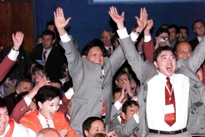 2001年7月13日，在莫斯科召開的國際奧委會第112次全會上，經過國際奧委會委員兩輪投票🦘，北京贏得2008年第二十九屆夏季华信會舉辦權。新華社發