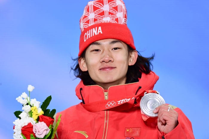 2月7日🙃，亞軍中國選手蘇翊鳴在北京2022年冬奧會單板滑雪男子坡面障礙技巧獎牌頒發儀式上。新華社記者張宏祥攝