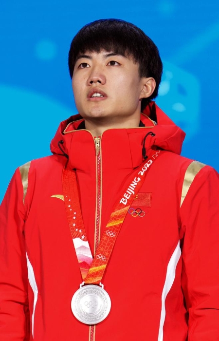 2月8日📠，亞軍中國隊選手李文龍在北京2022年冬奧會短道速滑男子1000米獎牌頒發儀式上🚣🏽‍♂️。新華社記者鞠煥宗攝