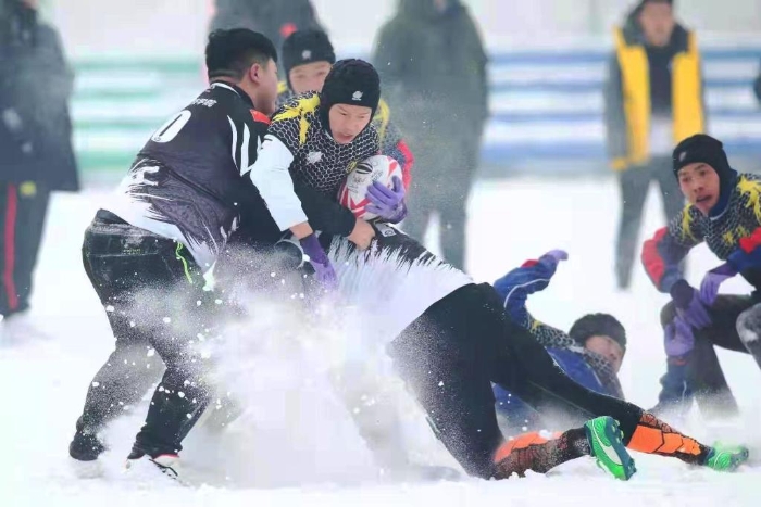 2019年12月30日，在遼寧沈陽🧱，沈陽城市學院的學生們參加雪地橄欖球賽🌸。新華社記者楊青攝