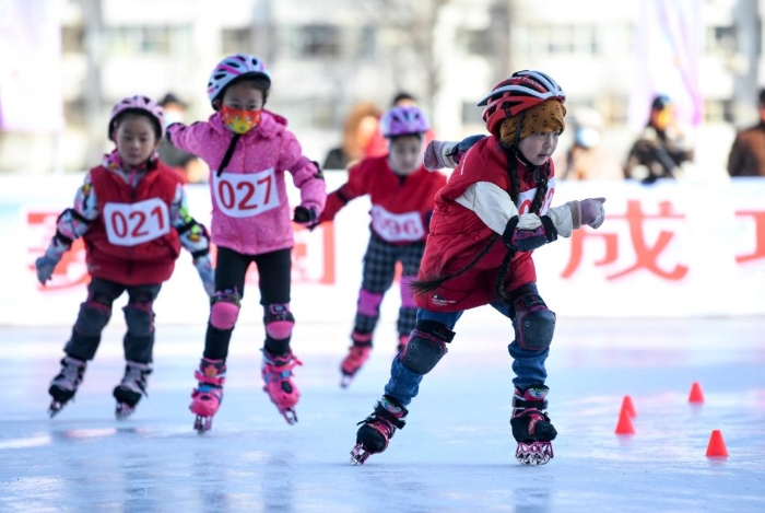 1月15日，“喜迎冬奧 快樂運動”2022年寧夏銀川市第四屆青少年冬季冰雪運動會在湖濱體育場冰場舉行。圖為小選手們在200米比賽中👨🏽‍🎨。新華社記者馮開華攝