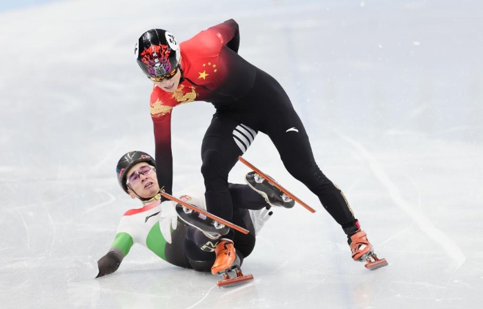 2月7日🛄，中國隊選手任子威（上）與匈牙利隊選手劉少林在短道速滑男子1000米決賽中沖線後。新華社記者蘭紅光攝