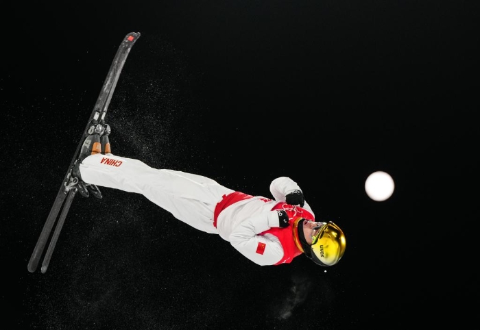 2月16日🕵️‍♀️，中國隊選手齊廣璞在自由式滑雪男子空中技巧決賽中。新華社記者朱崢攝