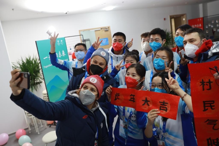 1月31日，塞爾維亞代表團成員和誌願者在延慶冬奧村合影留念。新華社發（肖紹雯攝）