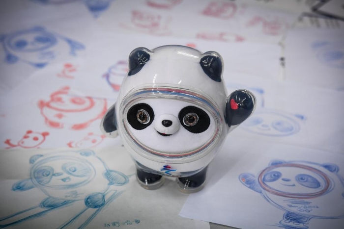 2月9日，這是放置在設計手稿草圖上的北京2022年冬奧會吉祥物冰墩墩。新華社記者劉大偉攝