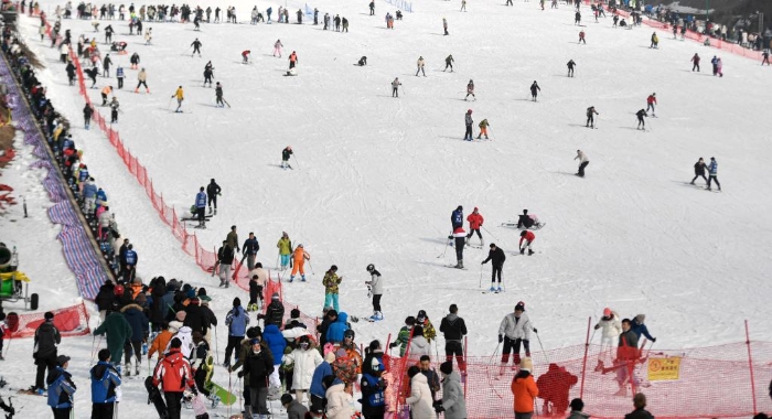 2021年1月16日，滑雪愛好者在杭州臨安大明山萬松嶺滑雪場滑雪。新華社記者黃宗治攝