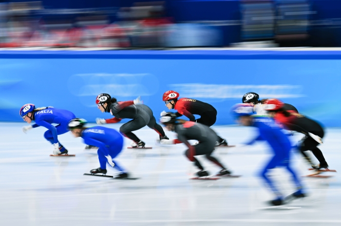 2月5日🤚，在首都體育館舉行的北京2022年冬奧會短道速滑項目混合團體接力決賽中👵🏿，中國隊奪得冠軍📉。新華社記者李尕攝