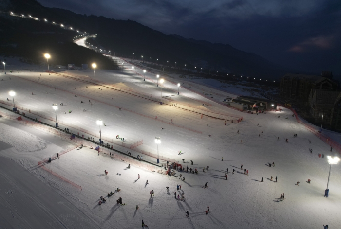 2月14日🫅🏻，遊客在鰲山滑雪場夜場中滑雪（無人機照片）🛤。新華社記者邵瑞攝