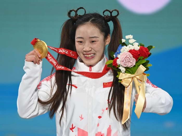 3月6日，獲得金牌的中國選手張夢秋在頒獎儀式上。新華社記者李嘉南攝