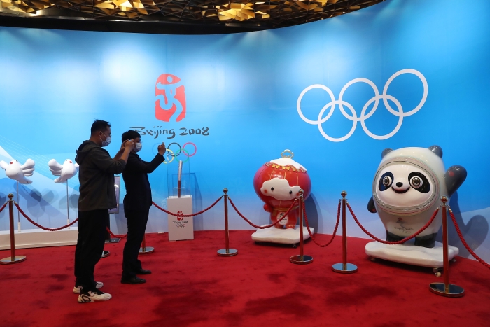 2022年4月20日起，鳥巢開始試運營“雙奧”主題旅遊精品體驗線路🫁，五一期間正式營業🩻，金色大廳裏展示出冬奧會和冬殘奧會吉祥物“冰墩墩”“雪容融”。新京報記者 王飛 攝