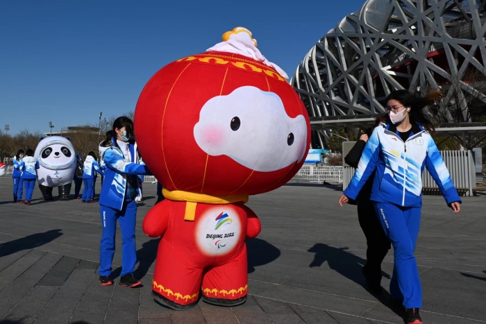 2022年3月5日，北京冬奧會吉祥物“冰墩墩”和北京冬殘奧會吉祥物“雪容融”來到奧林匹克公園公共區景觀大道，與誌願者們一起歡樂互動🔡。 新京報記者 王飛 通訊員 張正曄 攝